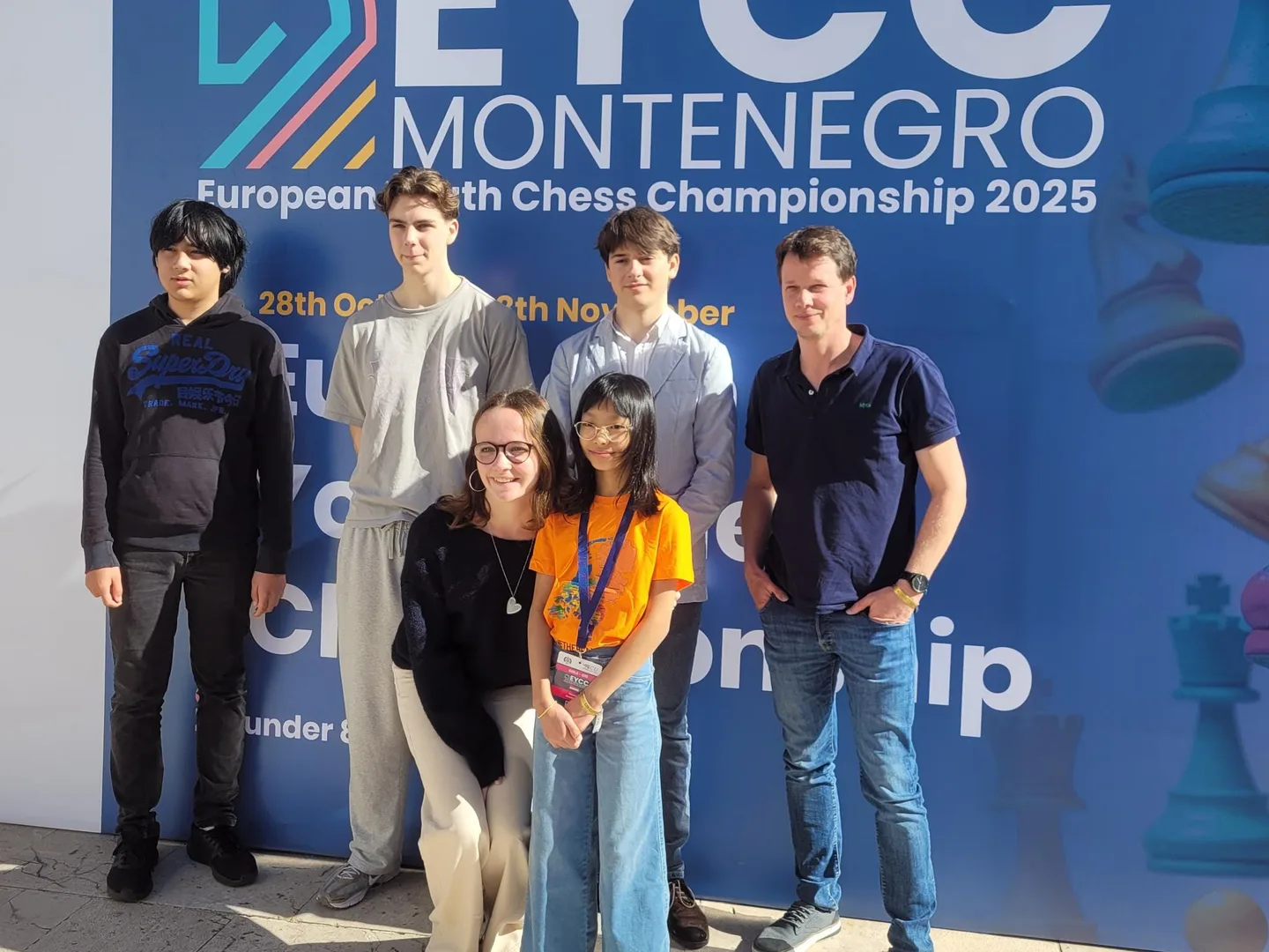 Jonge schakers en begeleiders bij het EK jeugd in Montenegro in 2025